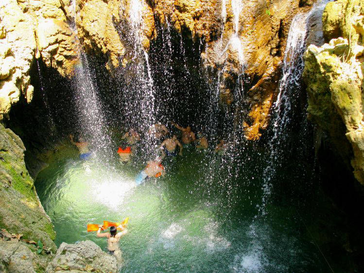 Buraco do Macaco é uma cachoeira que fica dentro de uma caverna - Boca da Onça - MS